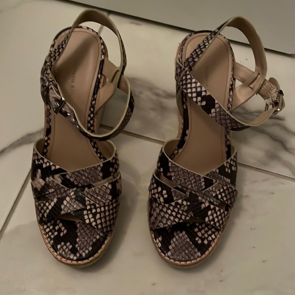 Banana Republic size 6 snake wedged sandals